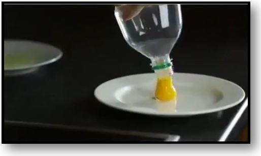 Trick to separate the yolk from the white of an egg in 1 second